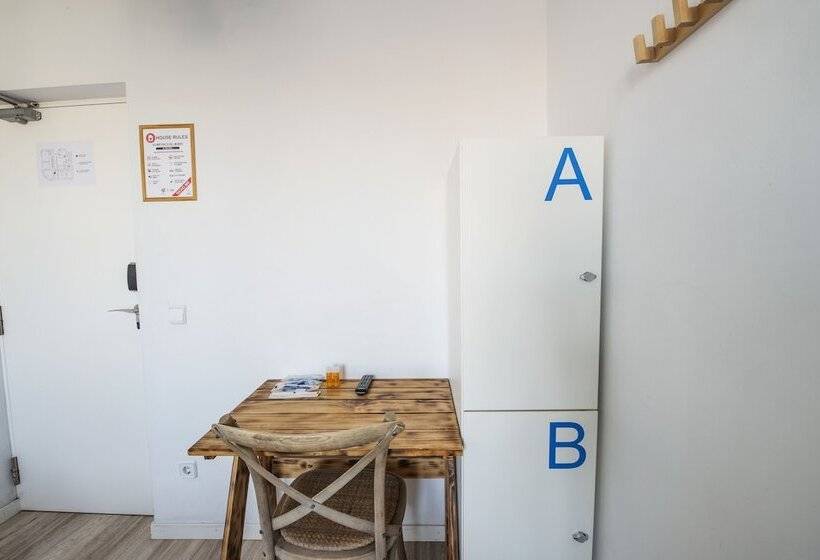 اتاق استاندارد با سرویس بهداشتی مشترک, Safestay Madrid Central