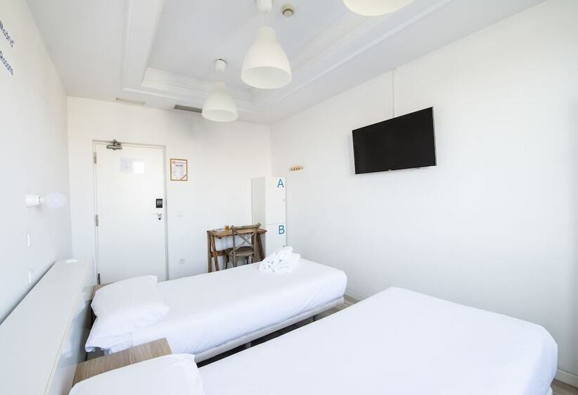 اتاق استاندارد با سرویس بهداشتی مشترک, Safestay Madrid Central