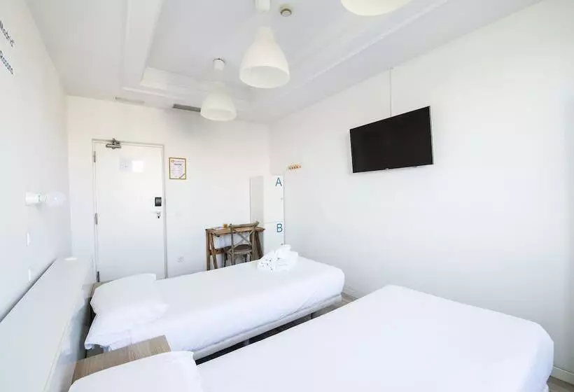 اتاق استاندارد با سرویس بهداشتی مشترک, Safestay Madrid Central