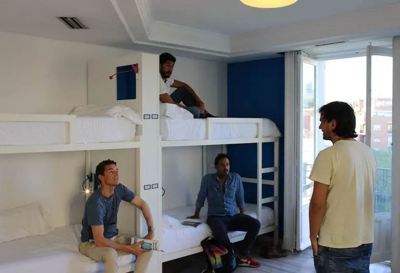 اتاق استاندارد با سرویس بهداشتی مشترک, Safestay Madrid Central