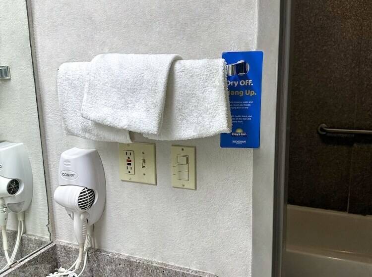 جناح, Days Inn & Suites By Wyndham Opelousas