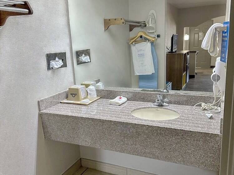 جناح, Days Inn & Suites By Wyndham Opelousas