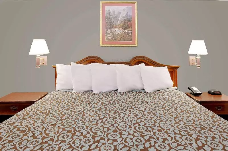 キングサイズベッドのスタンダードルーム, Days Inn & Suites By Wyndham Opelousas