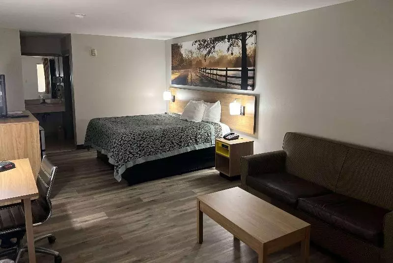 キングサイズベッドのスタンダードルーム, Days Inn & Suites By Wyndham Opelousas