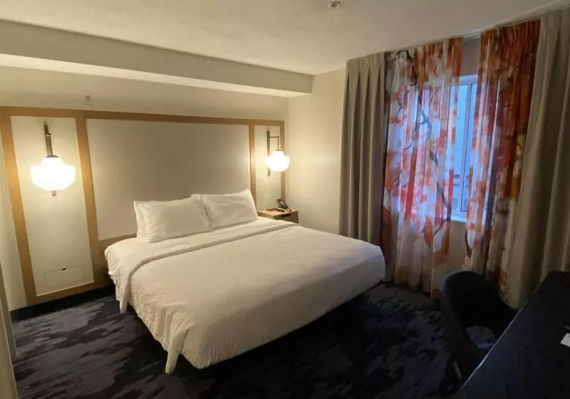 キングサイズベッドのスタンダードルーム, Fairfield Inn & Suites By Marriott Saratoga Malta