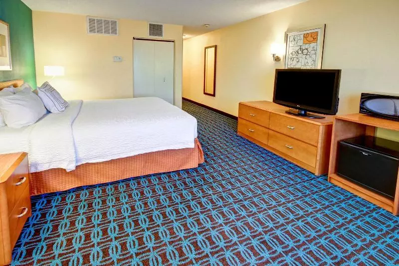 キングサイズベッドのスタンダードルーム, Fairfield Inn & Suites By Marriott Saratoga Malta