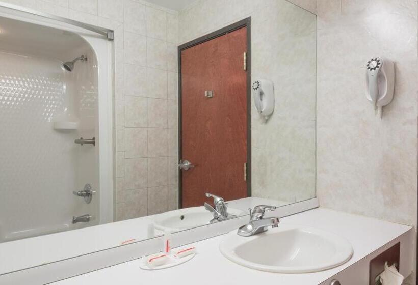 キングサイズベッドのデラックススイート, Super 8 By Wyndham Grayson