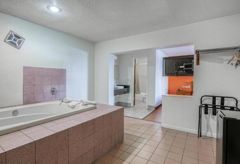 جناح, Fairbridge Inn Express North Lima