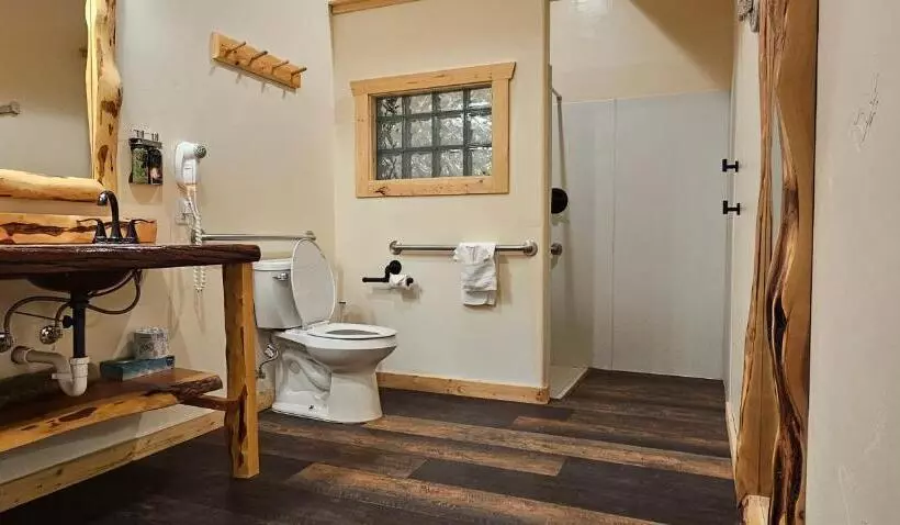 身障者適用キングサイズベッドルーム, Gateway Inn