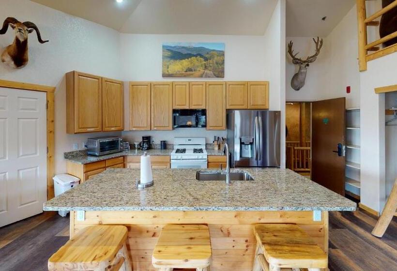 غرفة دور أخير, Gateway Inn