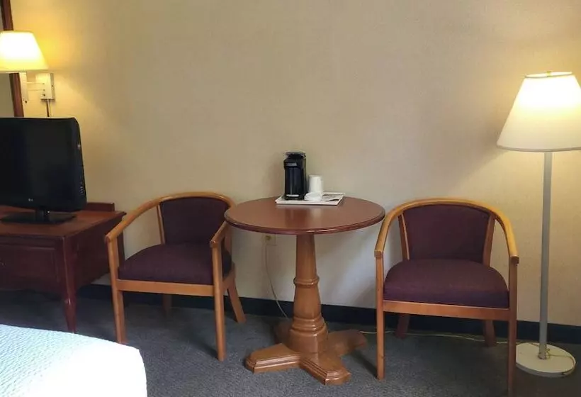 ２ダブルベッドのスタンダードルーム, Magnuson Hotel West Liberty