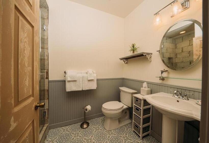 غرفة قياسية مزوَّدة بشُرفة, The Kendall