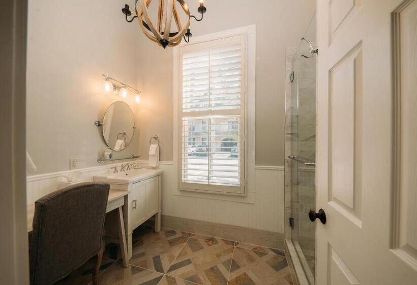 غرفة سوبيريور ثلاثية, The Kendall