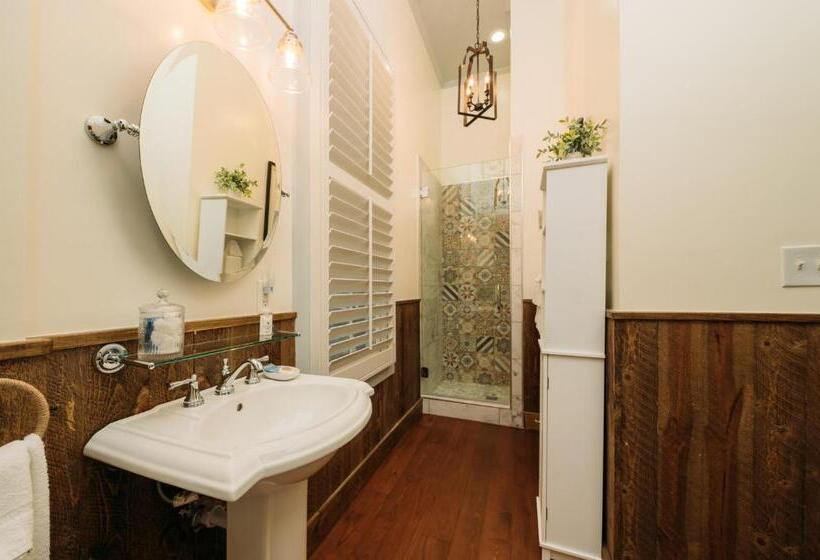 غرفة قياسية سرير كينج, The Kendall