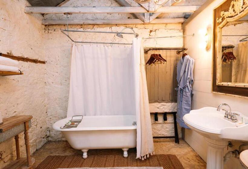 غرفة كلاسيكية ثلاثية, The Kendall