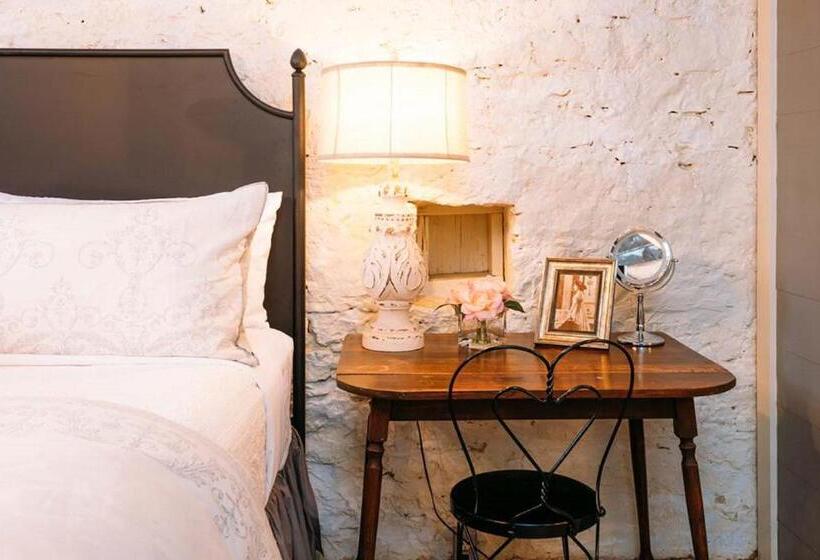 غرفة كلاسيكية ثلاثية, The Kendall