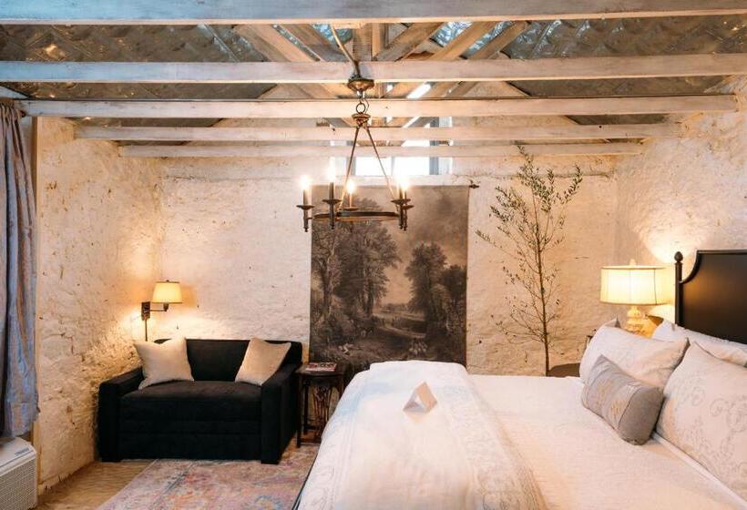 غرفة كلاسيكية ثلاثية, The Kendall