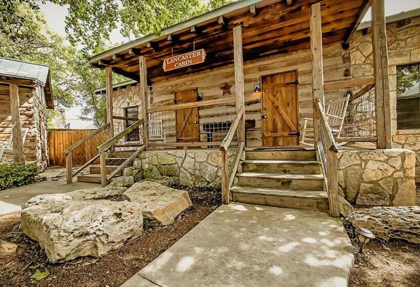 غرفة كلاسيكية ثلاثية, The Kendall