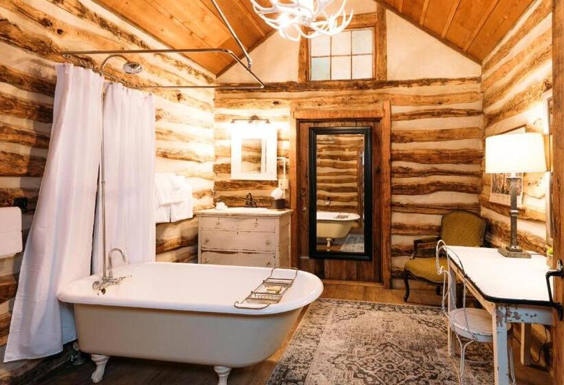 غرفة كلاسيكية ثلاثية, The Kendall