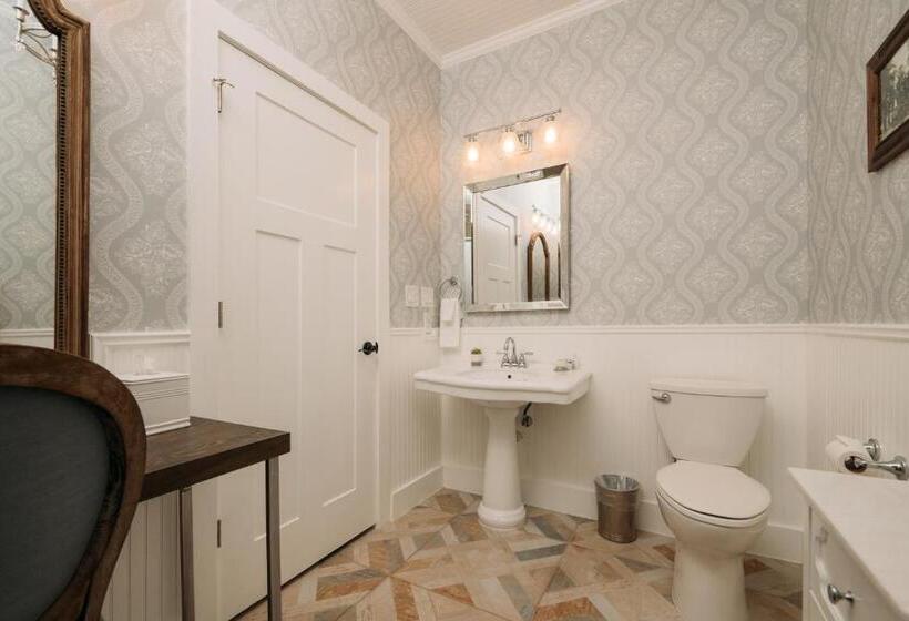 غرفة ديلوكس, The Kendall