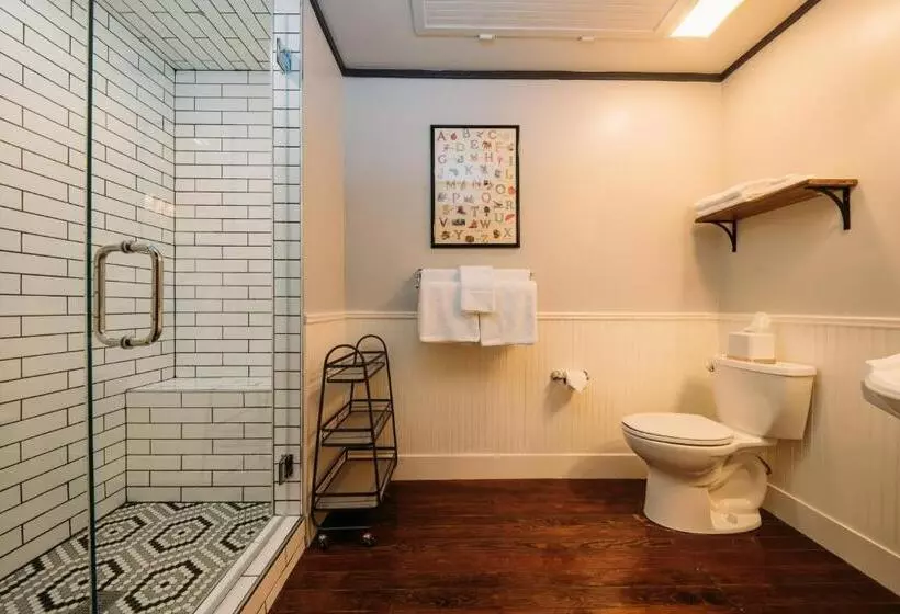 Standard Kolmen Hengen Huone, The Kendall