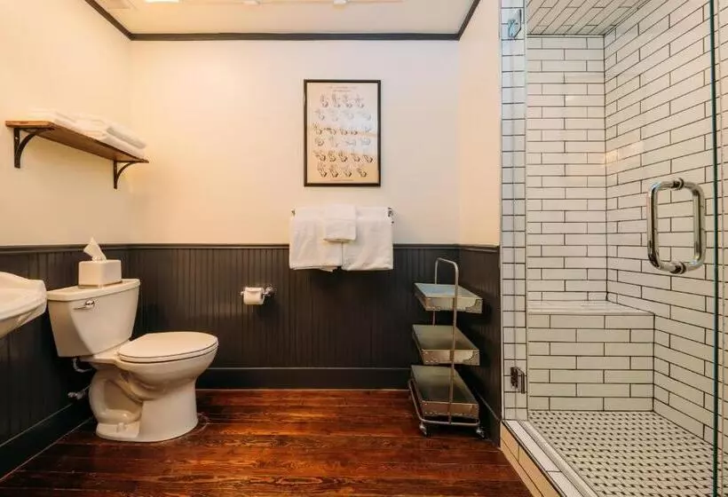 Standard Kolmen Hengen Huone, The Kendall