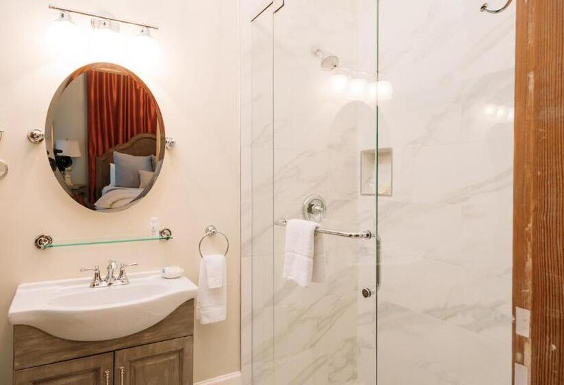 غرفة قياسية مزوَّدة بشُرفة, The Kendall