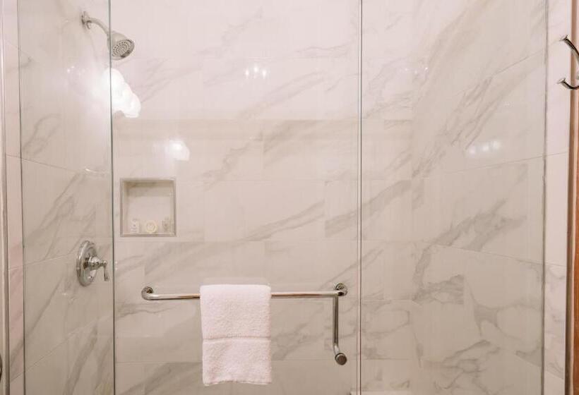 غرفة قياسية مزوَّدة بشُرفة, The Kendall