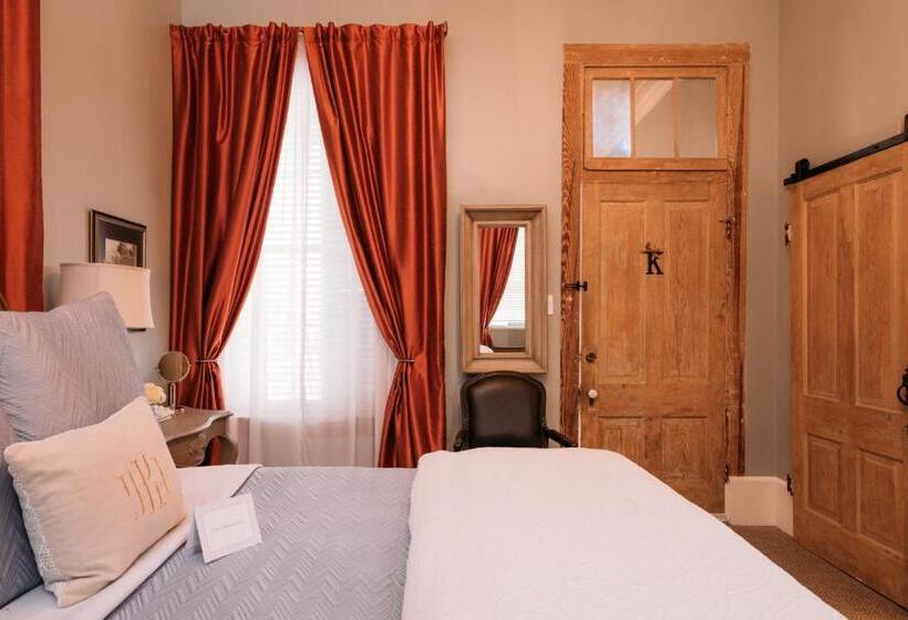 غرفة قياسية مزوَّدة بشُرفة, The Kendall