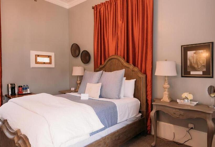 غرفة قياسية مزوَّدة بشُرفة, The Kendall