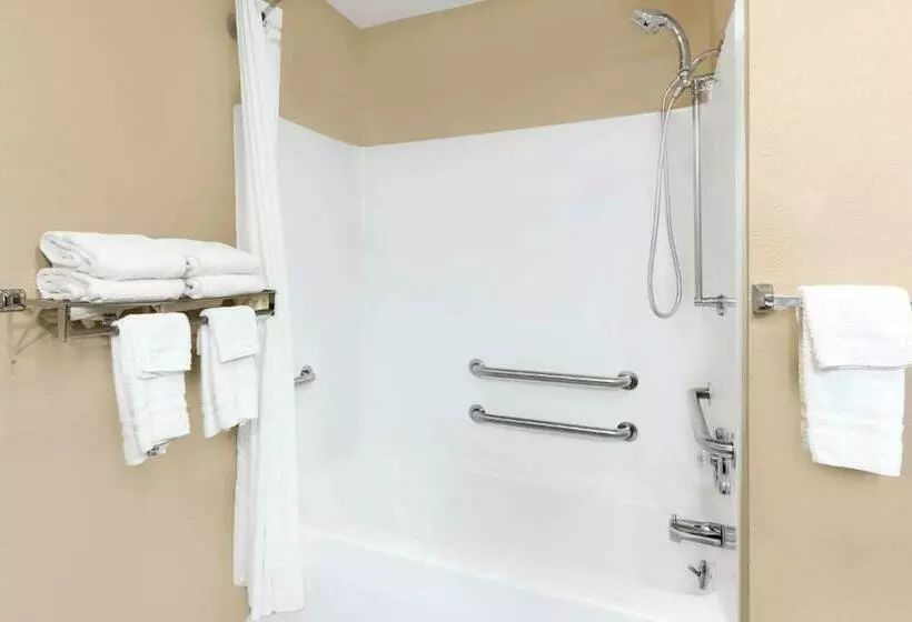 身障者適用クイーンサイズベッドルーム, Super 8 By Wyndham St. Ignace