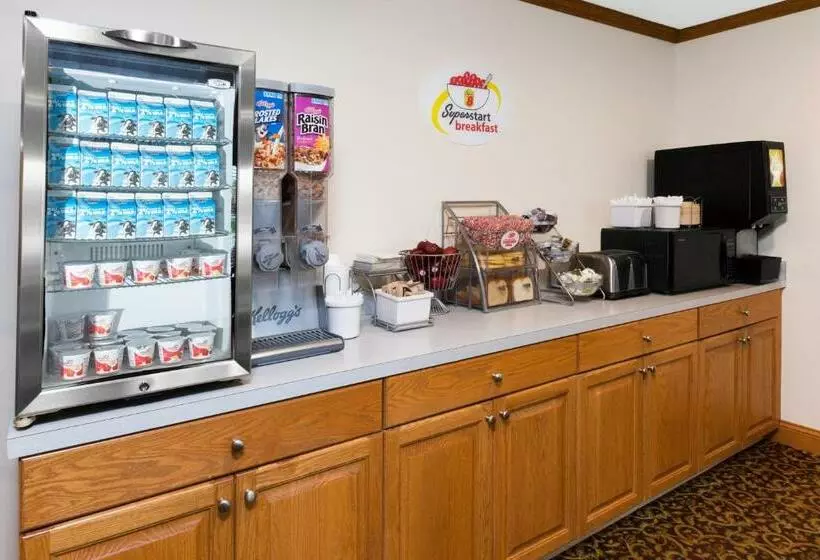 キングサイドベッドのスタンダードワンルーム, Super 8 By Wyndham St. Ignace