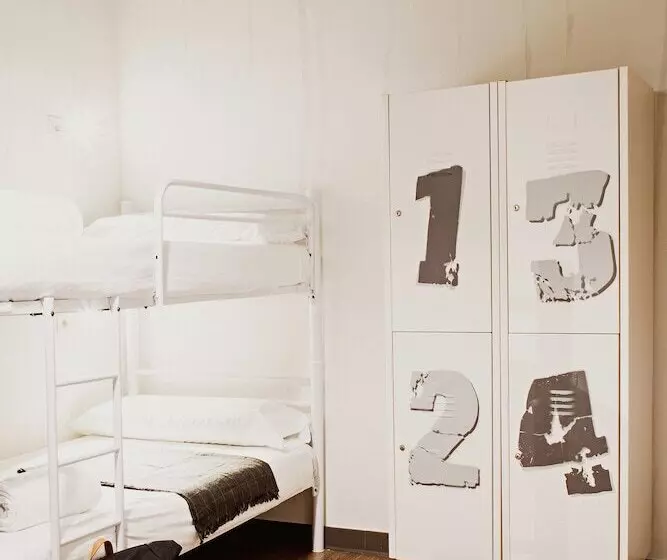 اتاق خانوادگی, Room00 Ventura Hostel