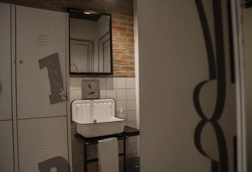 تختخواب در اتاق مشترک, Room00 Ventura Hostel