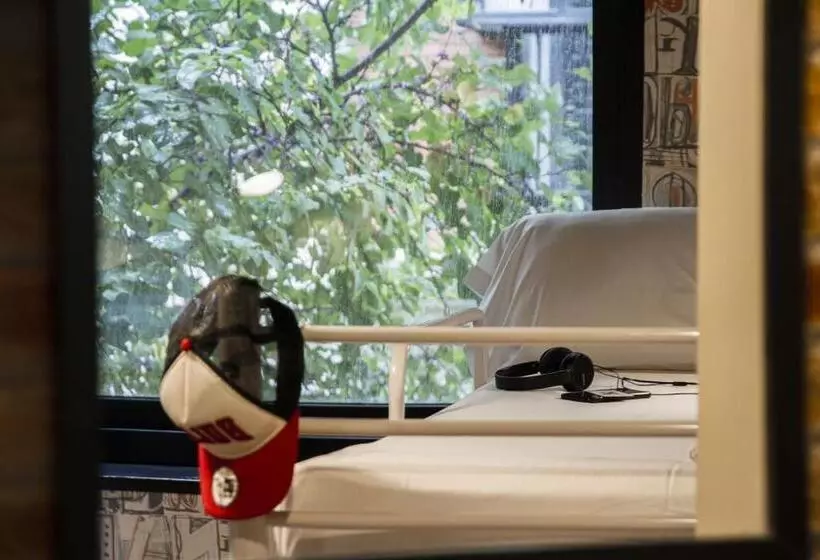 تختخواب در اتاق مشترک, Room00 Ventura Hostel