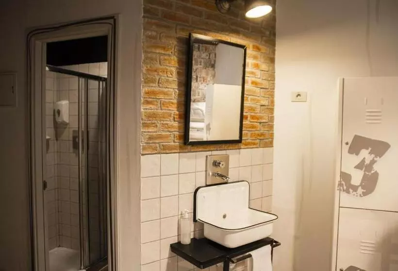 تختخواب در اتاق مشترک, Room00 Ventura Hostel