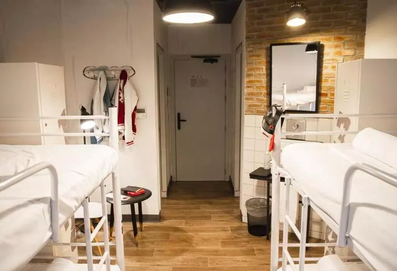 تختخواب در اتاق مشترک, Room00 Ventura Hostel
