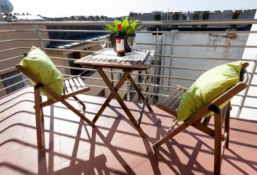Апартаменты 2 Спальни, Corvin Plaza Apartments & Suites