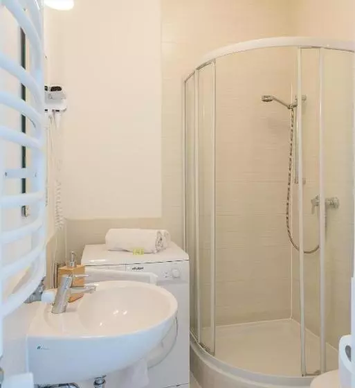 スタンダードスタジオ, Corvin Plaza Apartments & Suites
