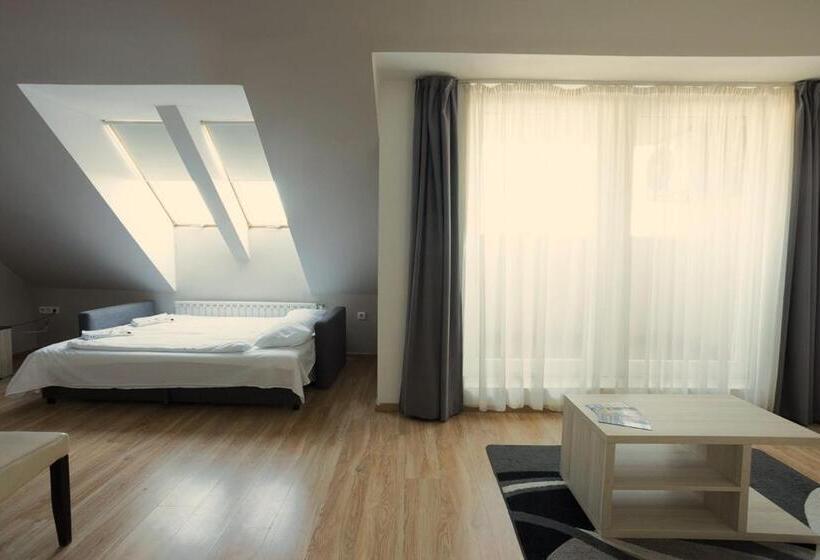 标准工作室, Corvin Plaza Apartments & Suites