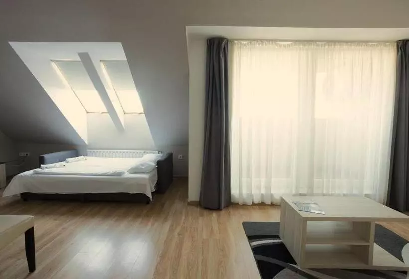 スタンダードスタジオ, Corvin Plaza Apartments & Suites