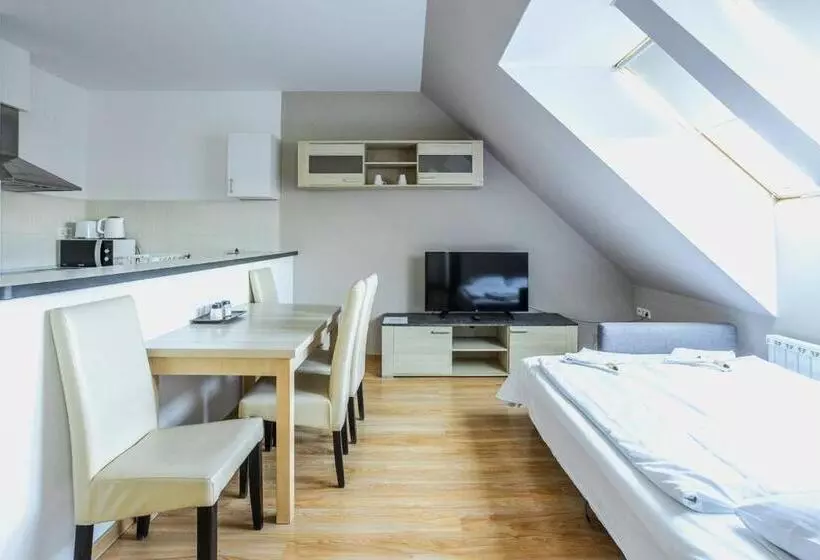 スタンダードスタジオ, Corvin Plaza Apartments & Suites