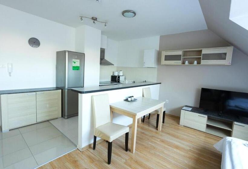 标准工作室, Corvin Plaza Apartments & Suites