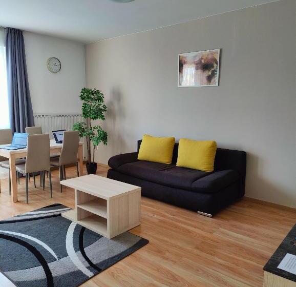 Апартаменты 2 Спальни, Corvin Plaza Apartments & Suites