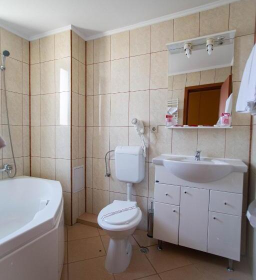 דירת חדר, Alexandra