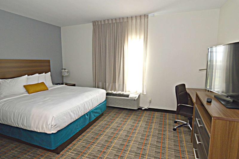 מיטת קינג בסוויטה, Best Western Ingleside Inn & Suites