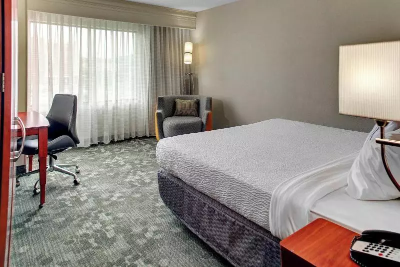キングサイズベッドのスタンダードルーム, Courtyard By Marriott Anniston Oxford