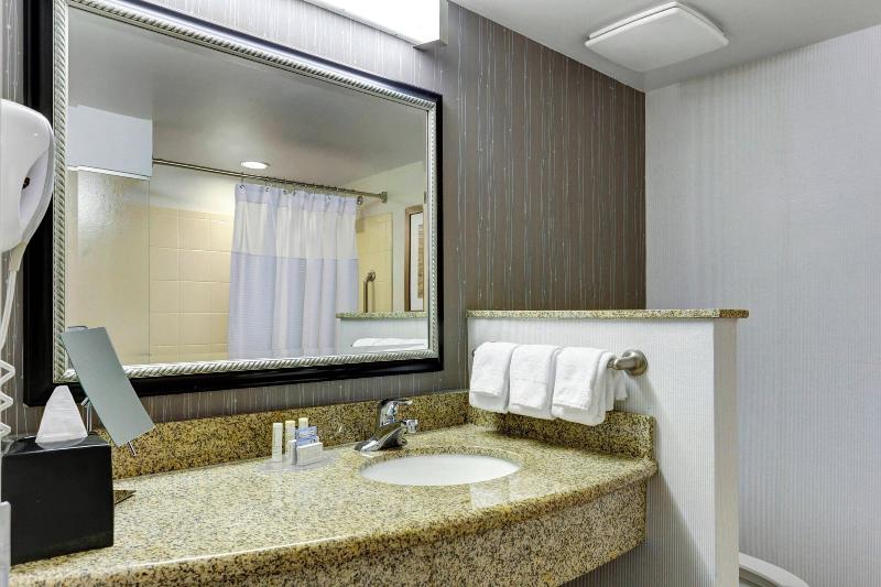 キングサイズベッドのスイートルーム, Courtyard By Marriott Anniston Oxford