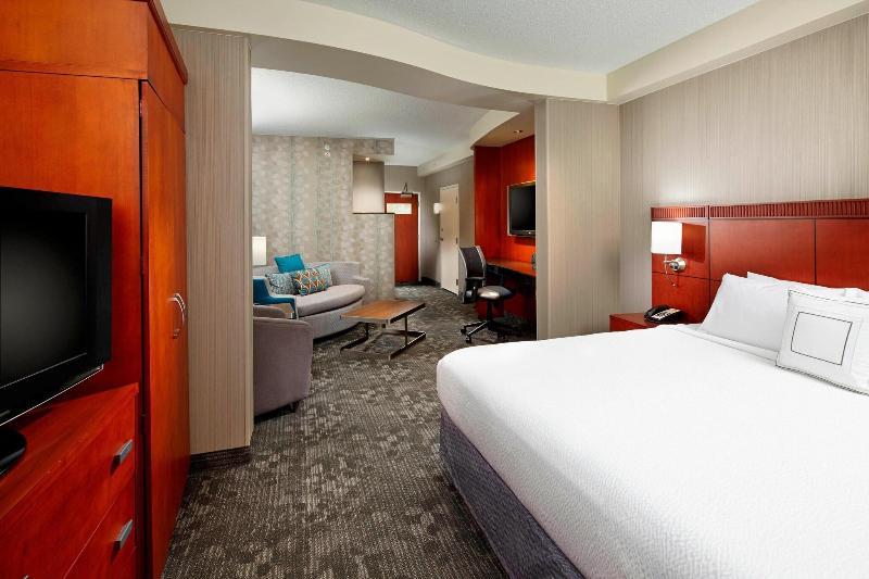 Президентский Люкс, Courtyard Pittsburgh Greensburg