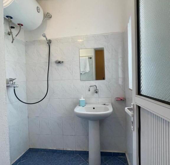 Habitació Estàndard, Gjika